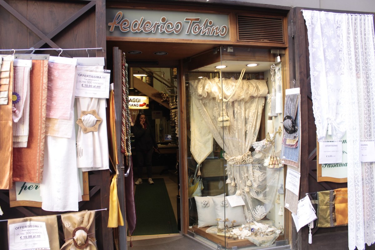 Ingresso del negozio storico Federico Tolino Tendaggi a Napoli