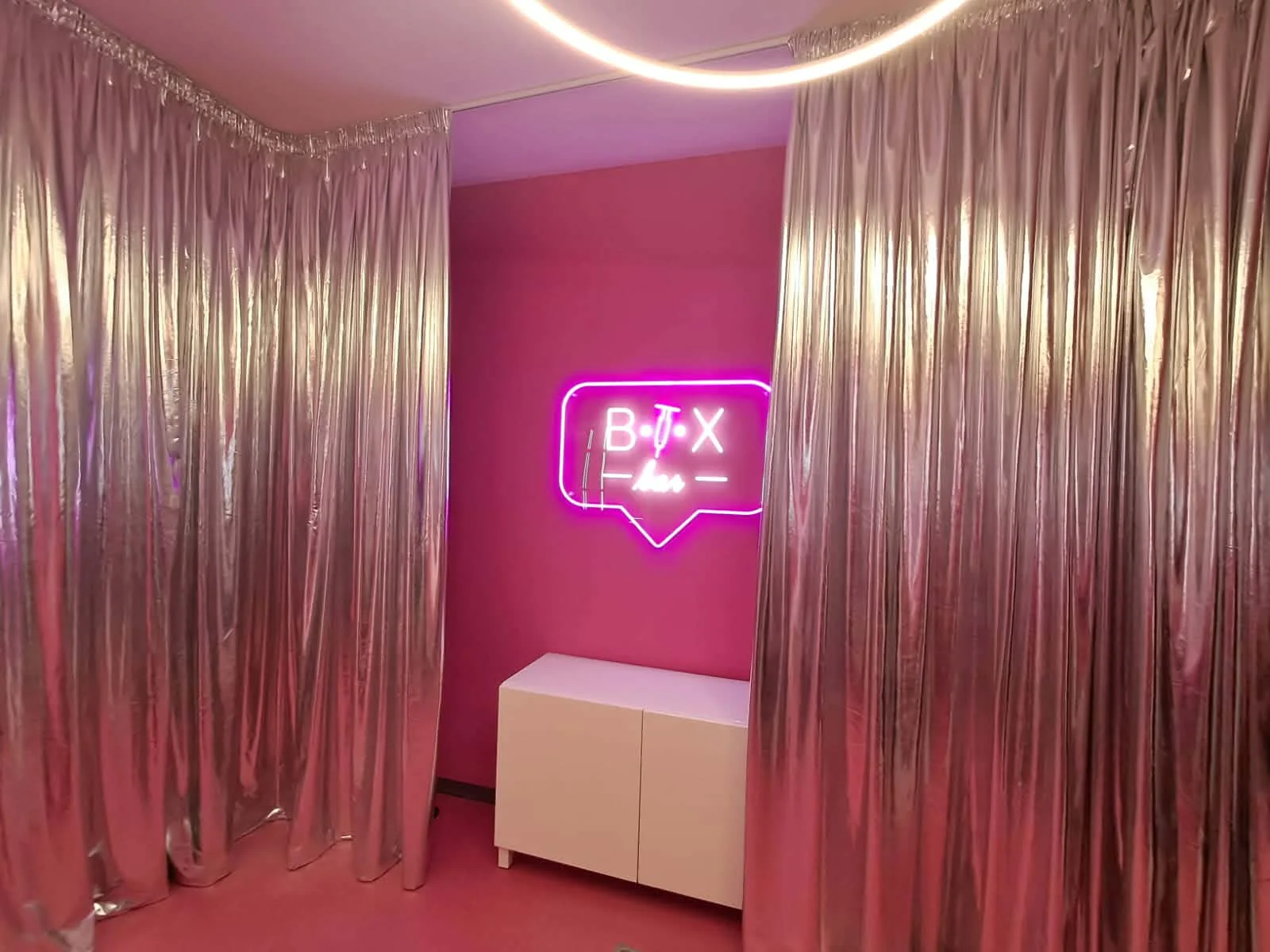 Tendaggi effetto argento nel Botox Bar Napoli