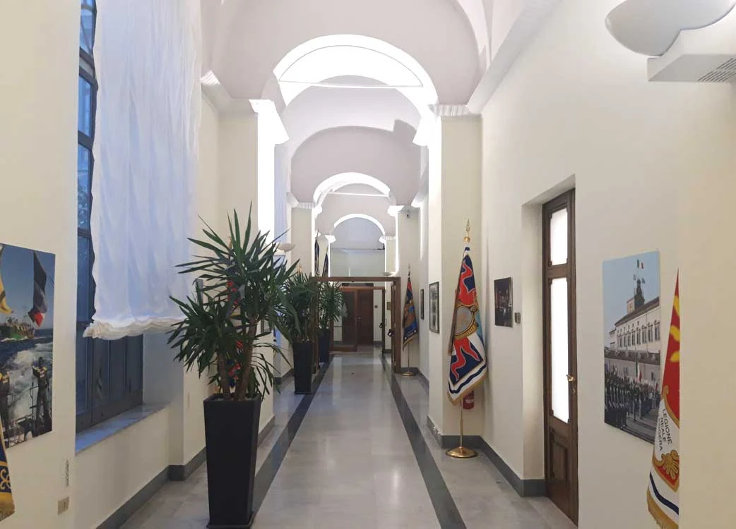 Corridoio del Comando Interregionale della Guardia di Finanza di Napoli con tendaggi a pacchetto