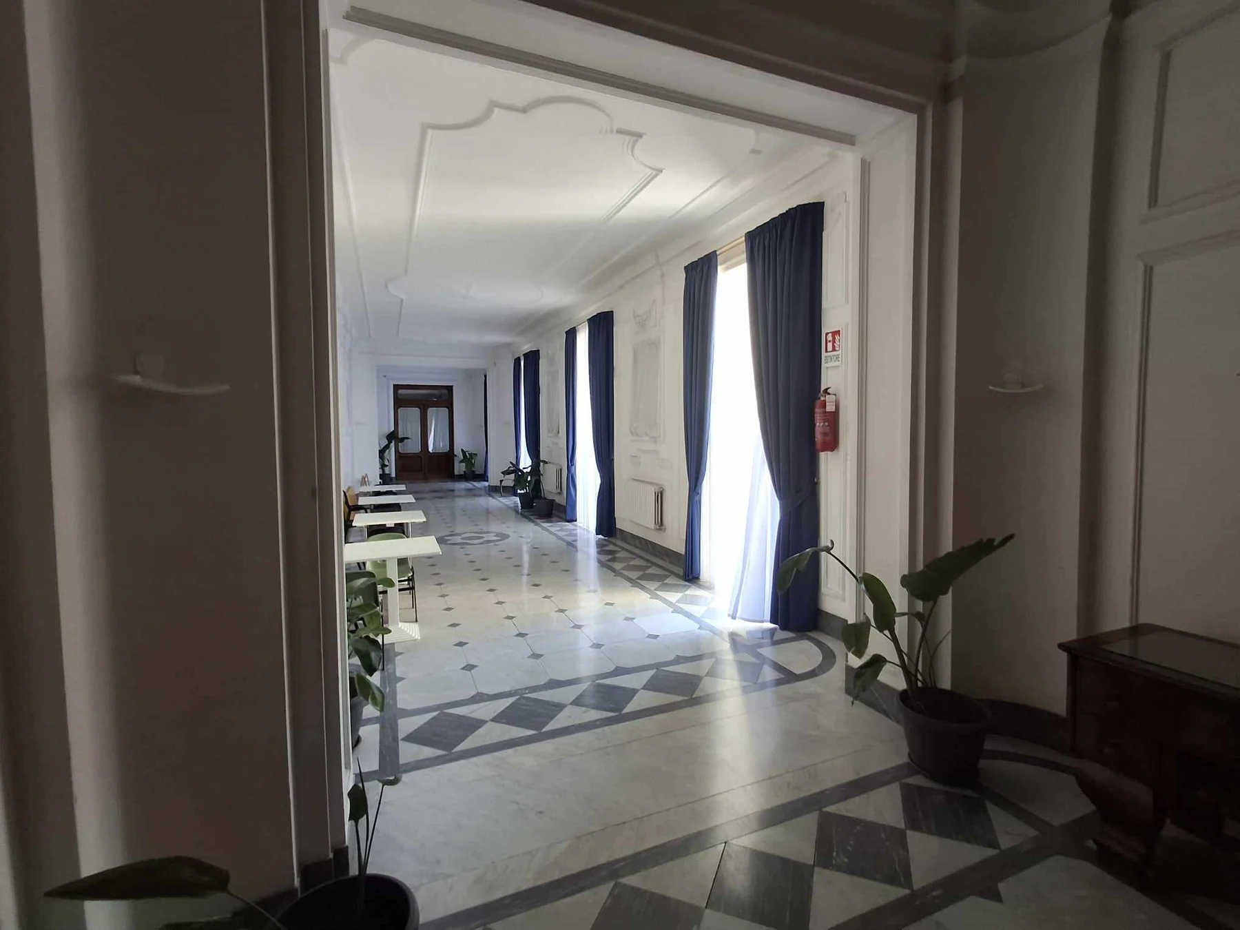 Corridoio storico dell’Istituto Il Nuovo Bianchi con tendaggi blu e calate laterali oscuranti