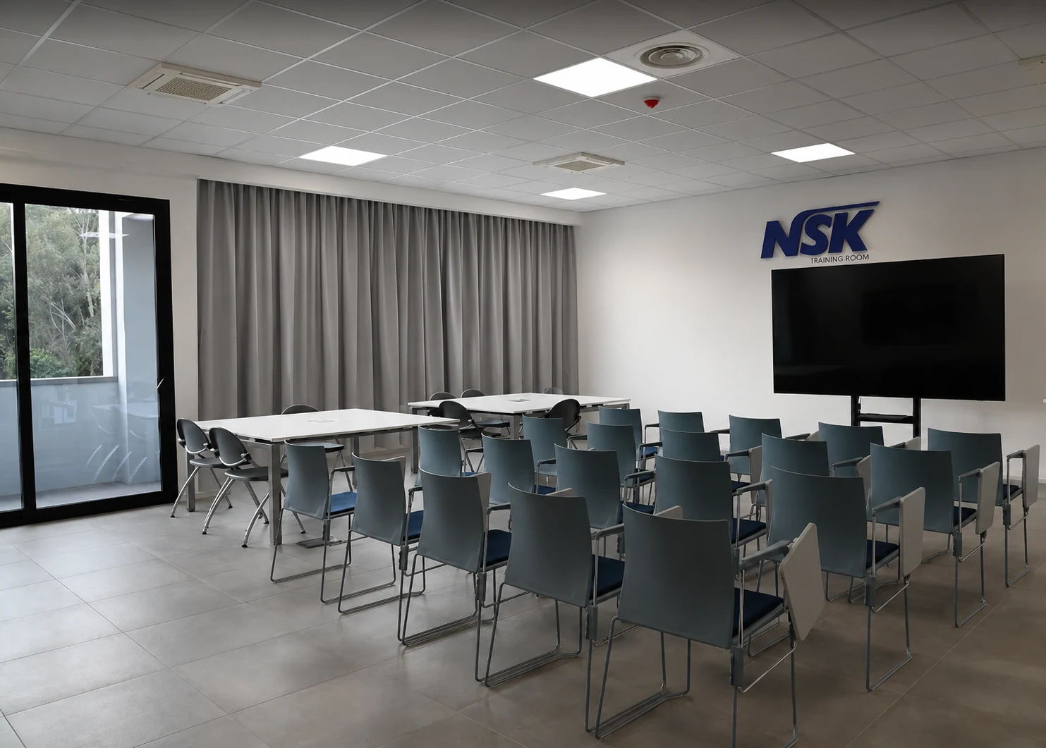 Sala formazione NSK Italy con tendaggio oscurante grigio