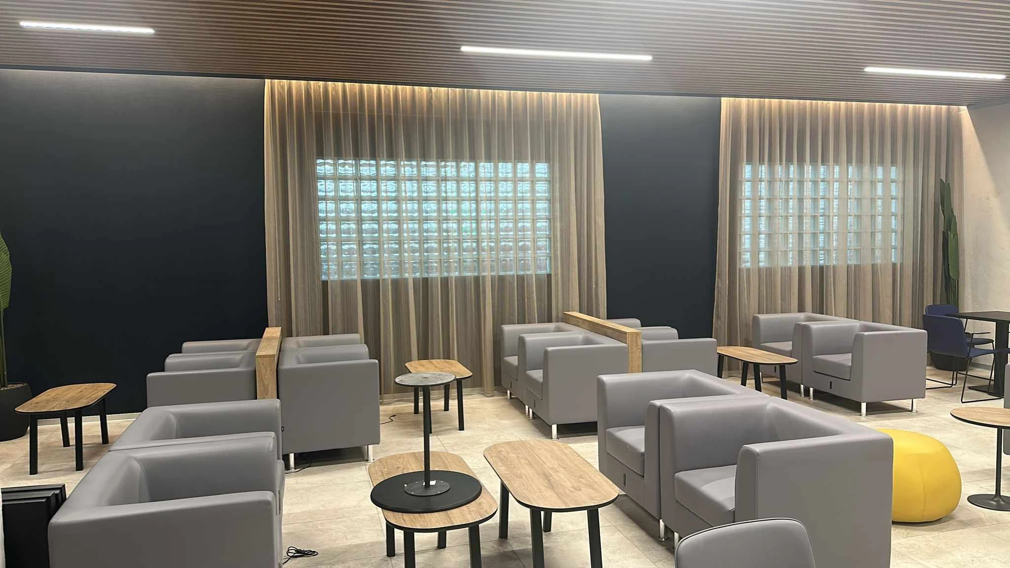 Pearl Lounge dell’Aeroporto di Napoli con eleganti tendaggi wave