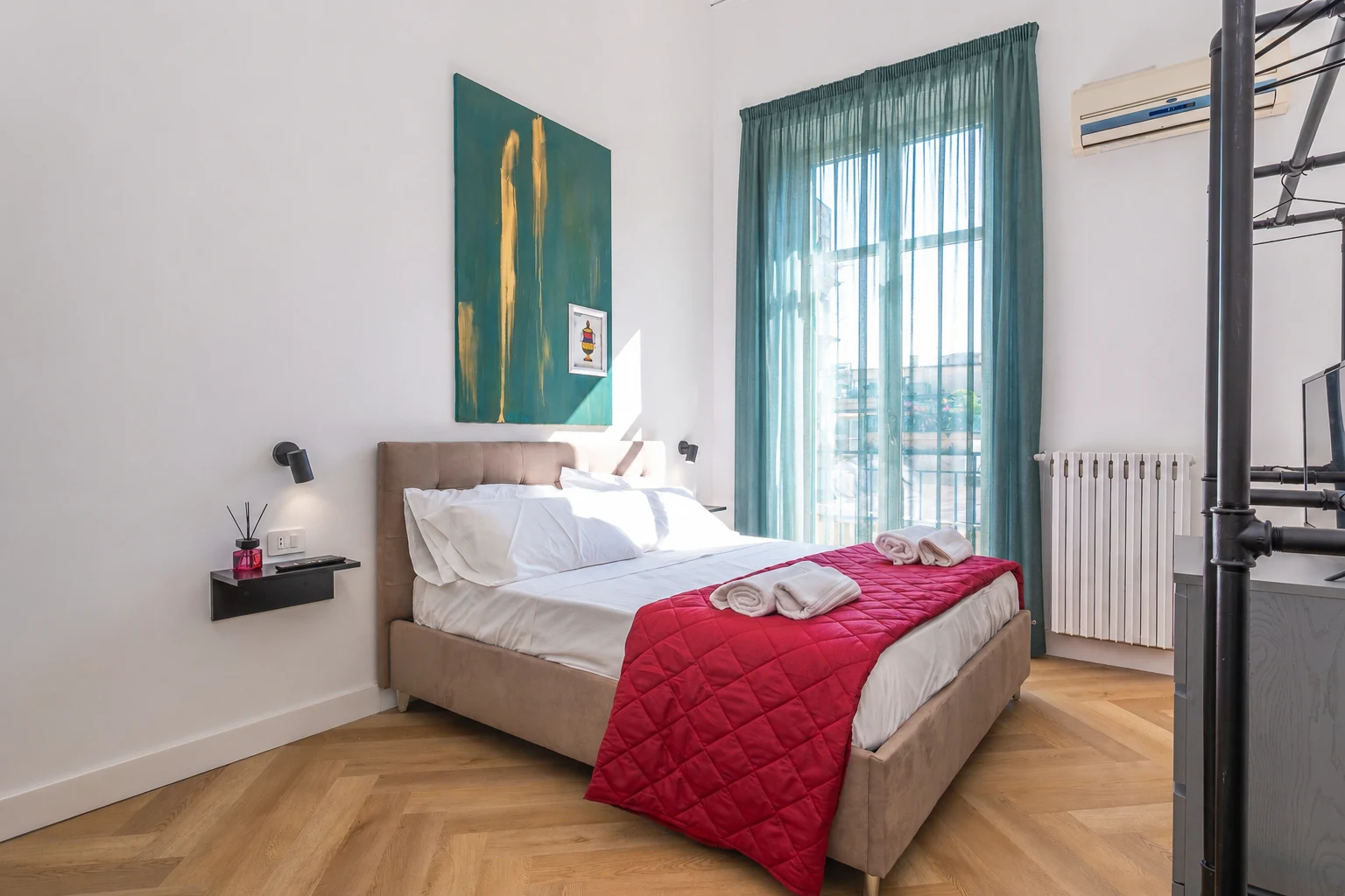Camera di Spak Neapolitan Apartment a Napoli con tendaggio color ottanio